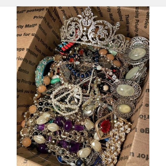 Lot of Costume Jewelry unsearched untested 2-3 lbs vintage/designer +FRE… - Picture 2 of 10